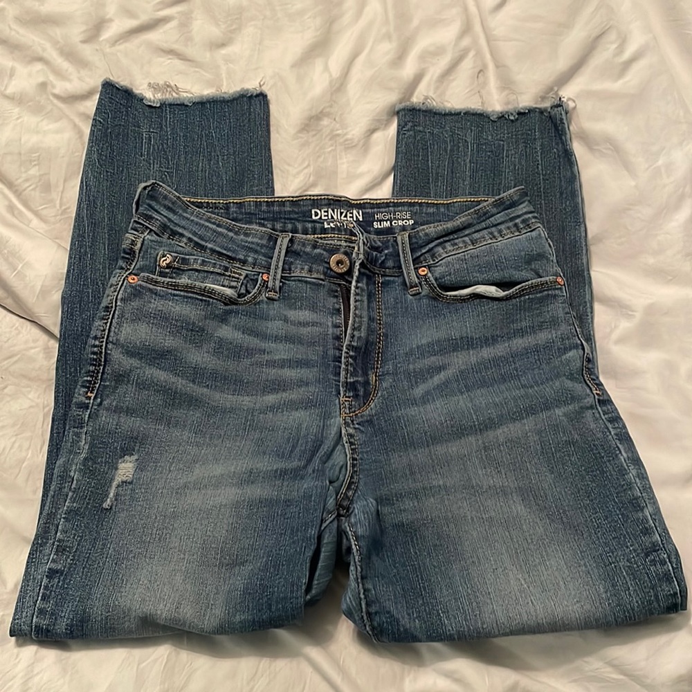 Size 4 high waisted jeans. They are capris and mid calf length